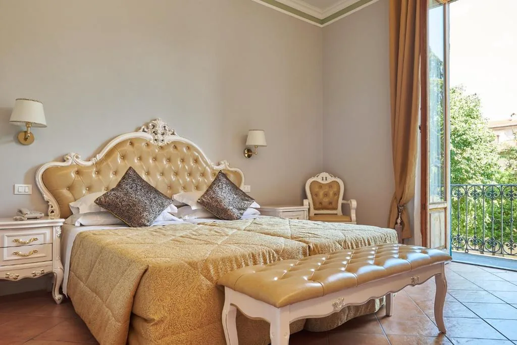 Superior Double Room with Garden View — Villa Royal