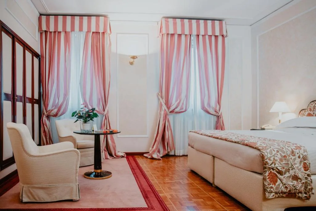 Superior Double Room — Hotel De La Ville