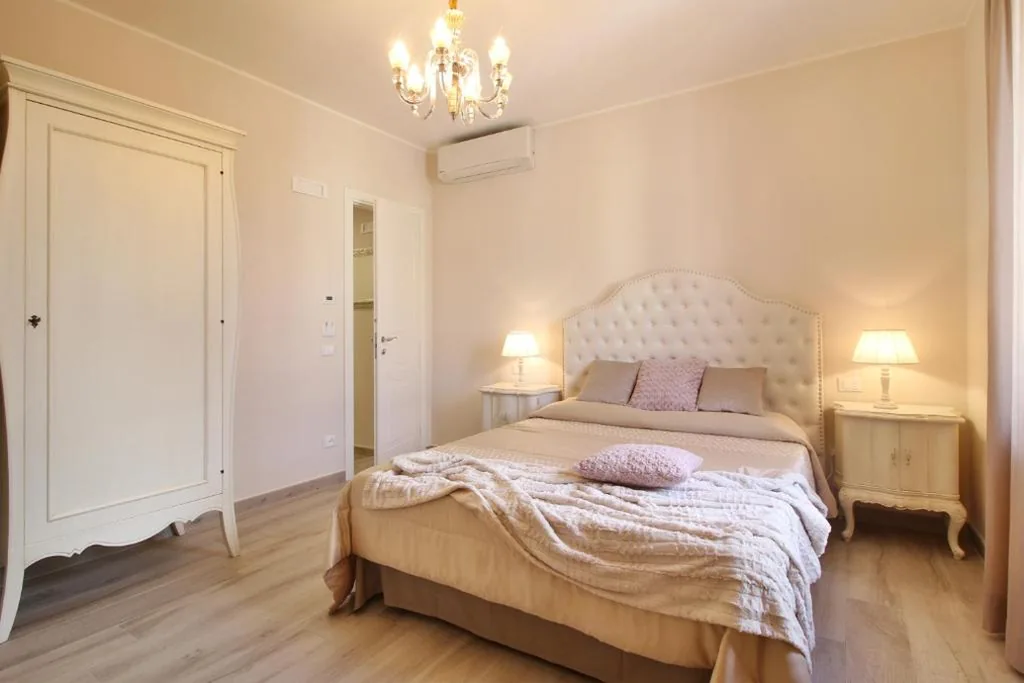 Camera Matrimoniale Superior — LUCCA IN CHIC – No Ztl, Free Parking, Priv Bath, Old City 550m