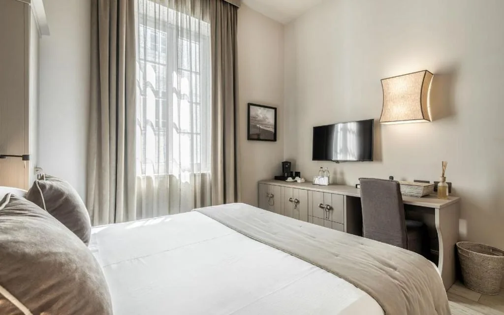Superior Double Room — Villa Grey