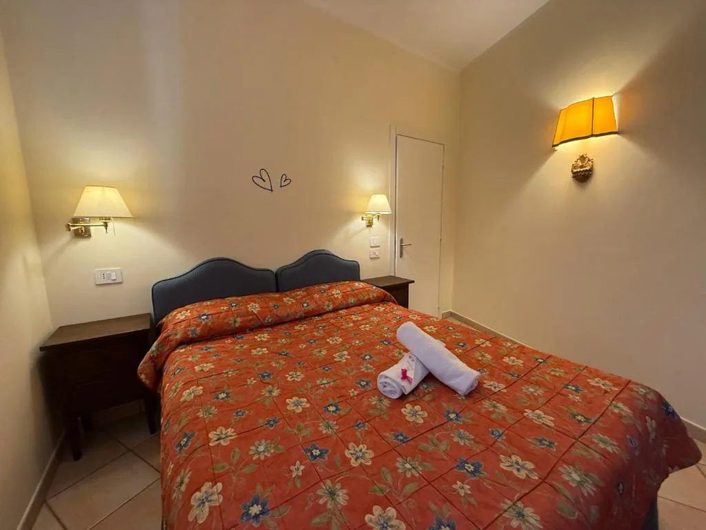 Superior Double Room — Villa Le Camelie Siena