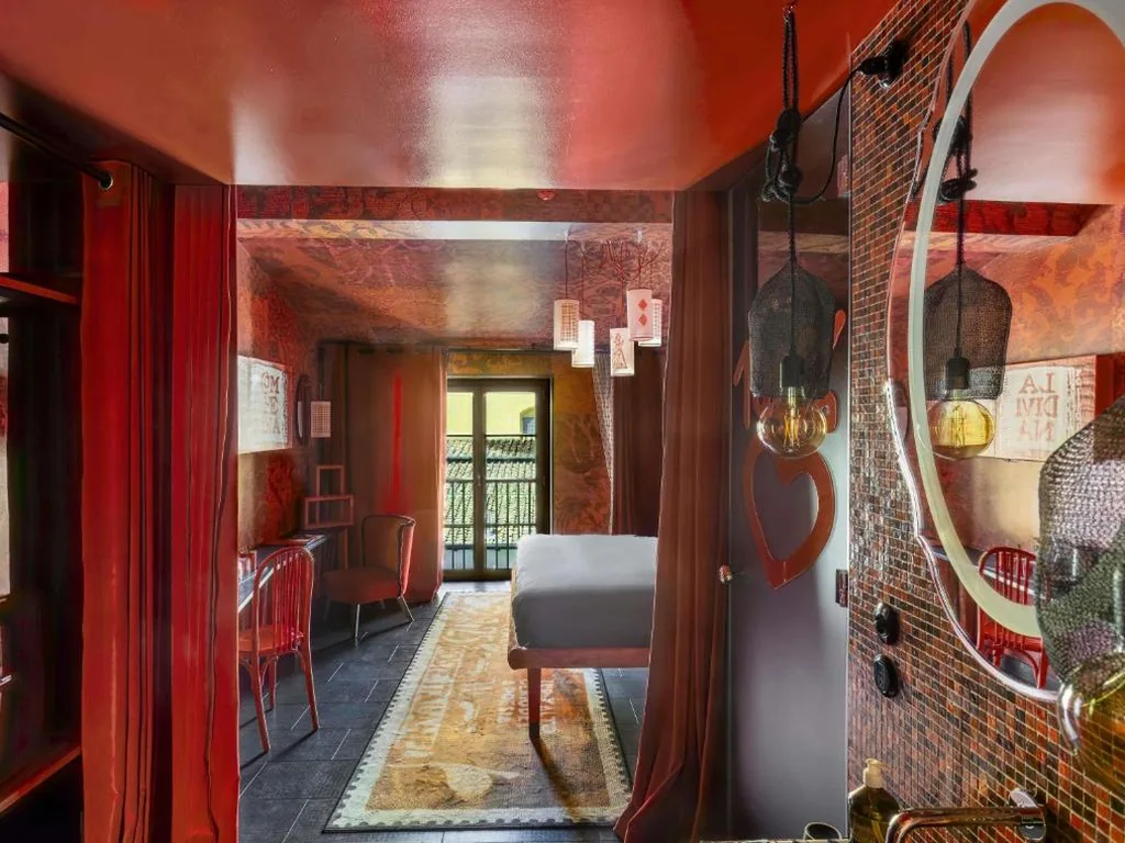 Camera Medium Rosso — 25hours Hotel Florence Piazza San Paolino