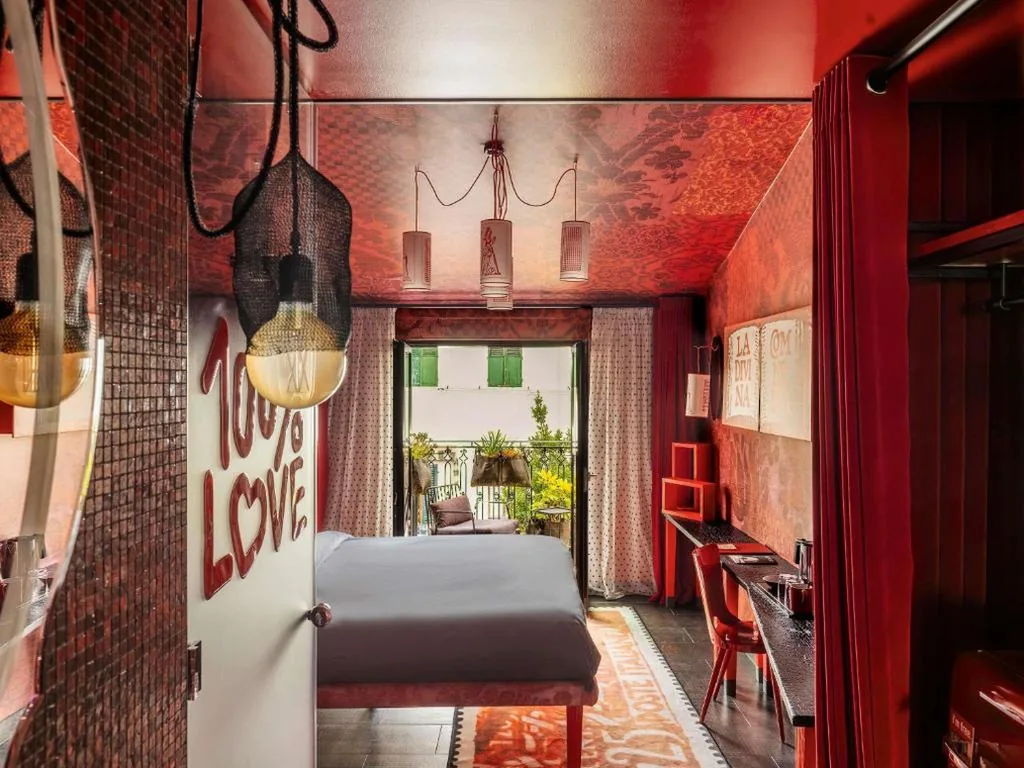 Camera Mediun Rosso con Balcone — 25hours Hotel Florence Piazza San Paolino