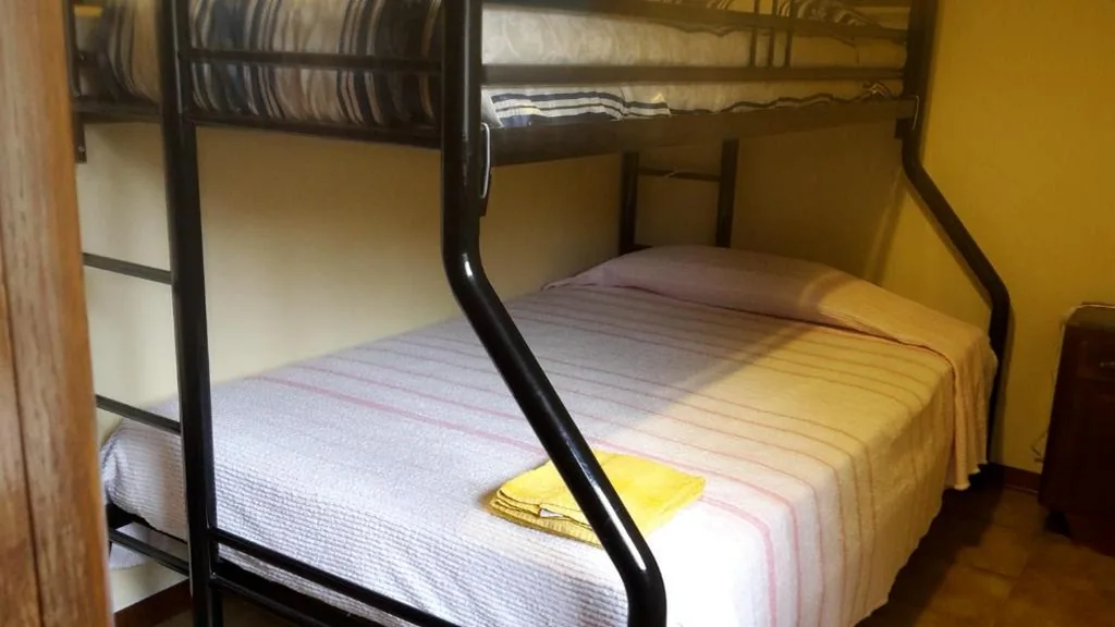 Small Twin Room with Bunk Bed and Shared Bathroom — Gessy’s