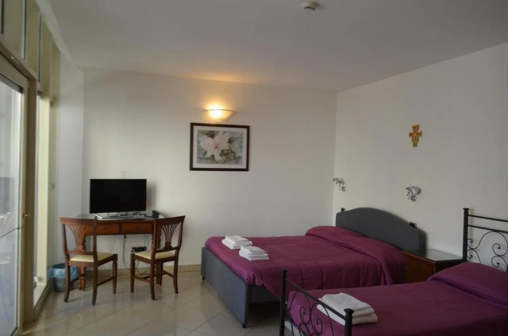 Quadruple Room with Private Bathroom — Casa per ferie religiosa Figlie di Nazareth