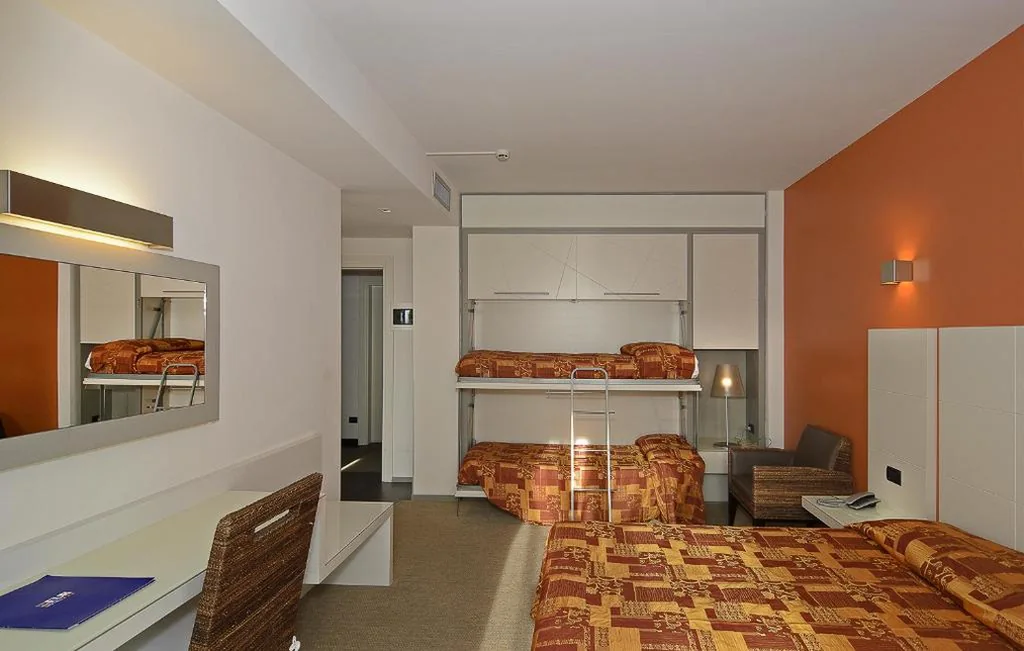 Camera Quadrupla con Balcone — Hotel Eur