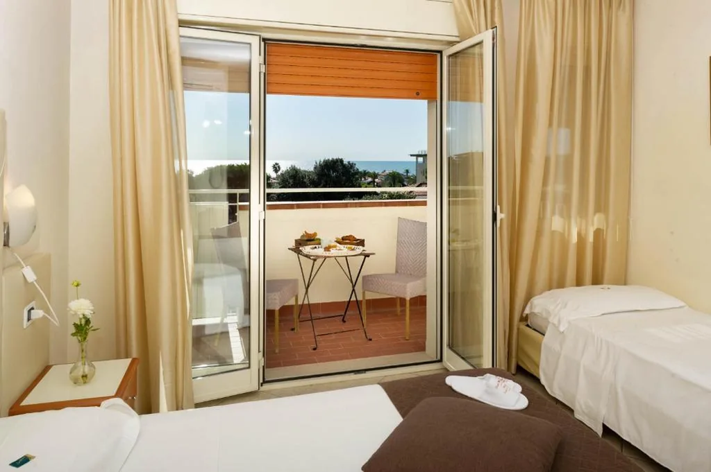 Camera Quadrupla con Balcone — Hotel Nuova Sabrina