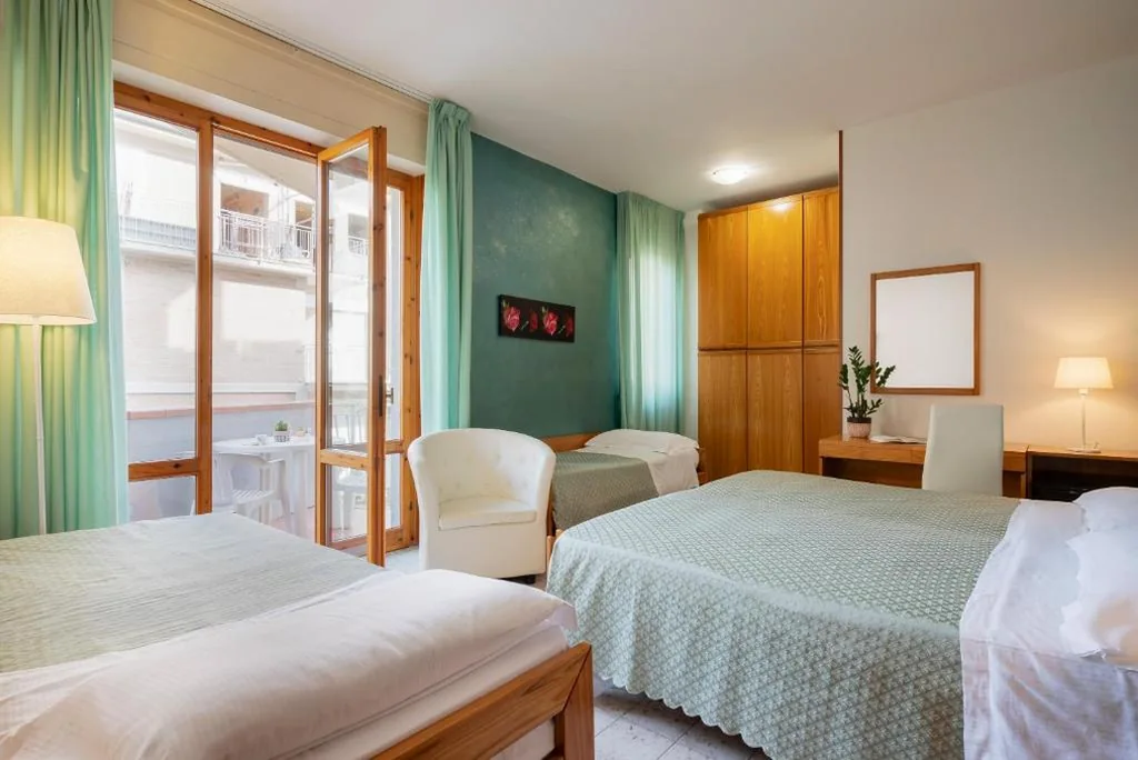 Camera Quadrupla con Balcone — Hotel Parco dei Pini – 100mt dal Mare