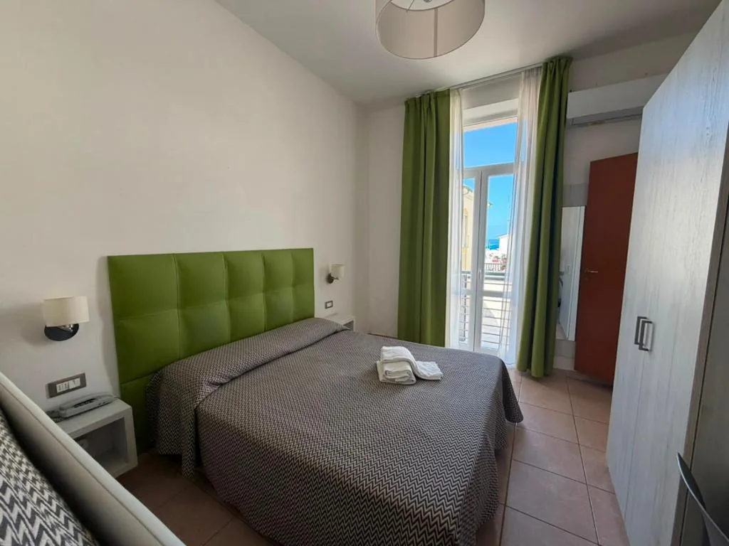 Camera Quadrupla con Vista Mare e Balcone — Hotel Nuovo Tirreno