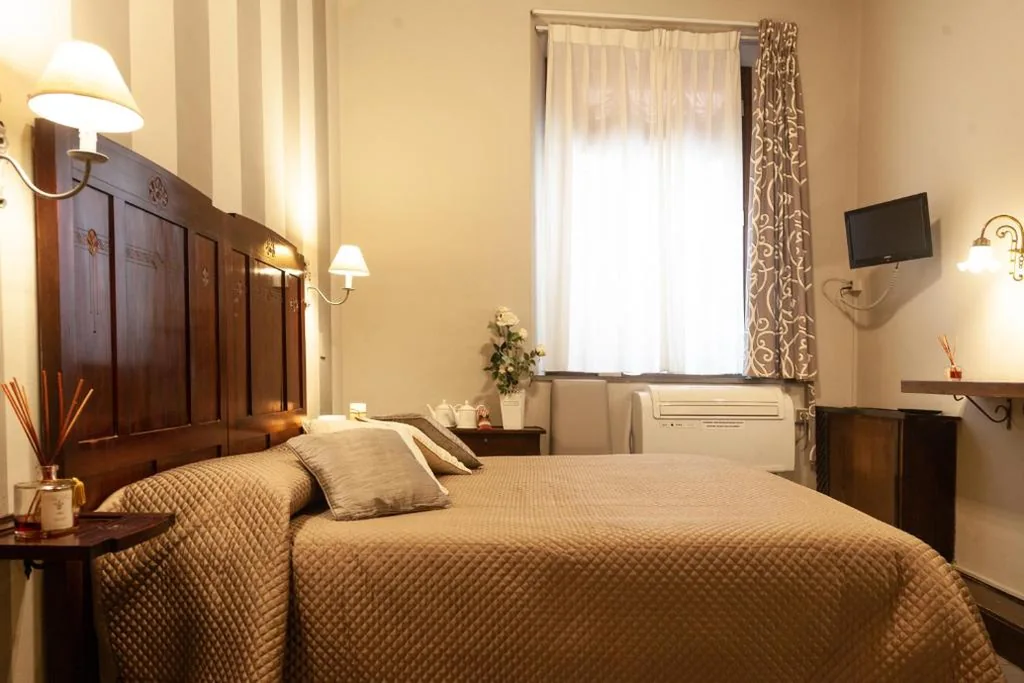 Quadruple Room with Street View - Ground Floor — La Colonna Historic Centre
