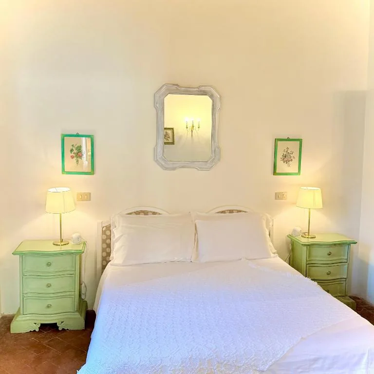 Deluxe Quadruple Room — Villa La Dogana – B&B with a lovely garden – Private parking – Slow living in an old-fashioned historical home