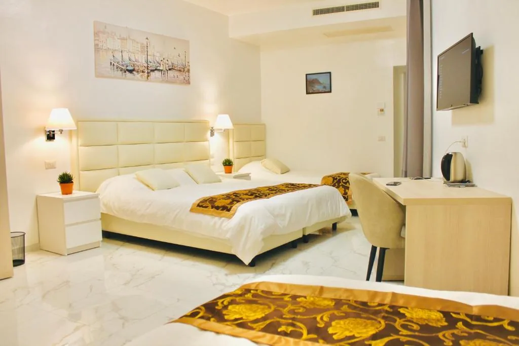 Superior Quadruple Room — Hotel 900 Toscana