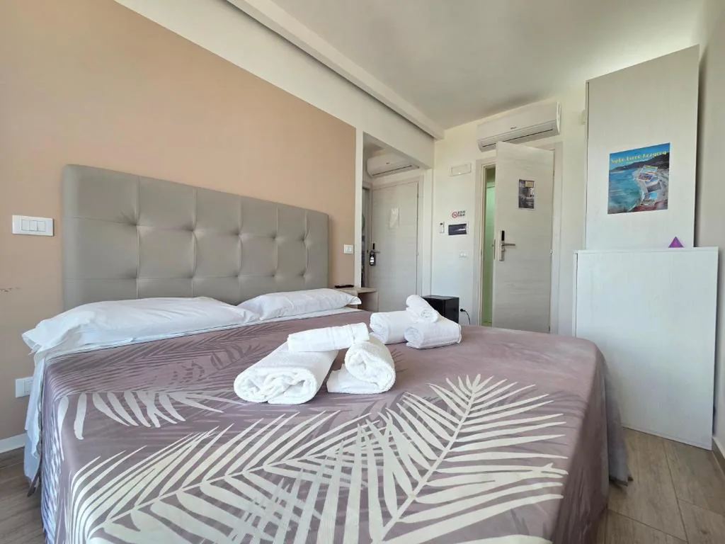 Camera Quadrupla Superior — Suite Torre Azzurra B&B – Rooftop Sea View