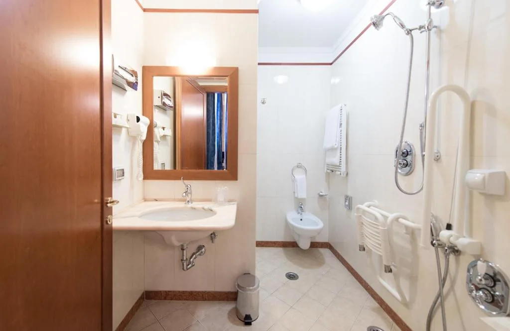 Queen Room with Disability Access — Diana Park Hotel