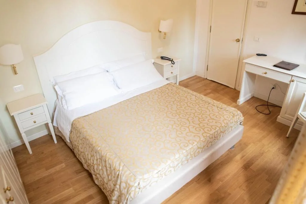 Queen Room with Shared Bathroom — Grand Hotel Duomo