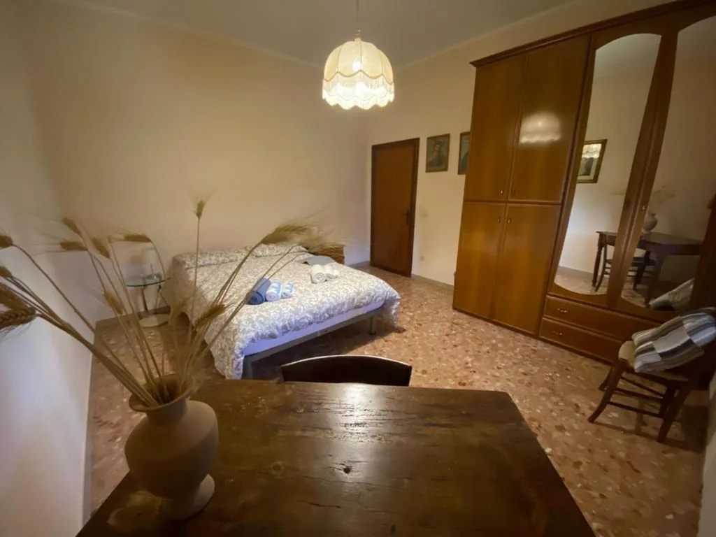 Camera Queen con Bagno in Comune — L’alloggio del Bon Vivant