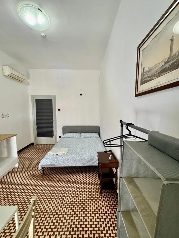 Camera Queen con Bagno in Comune — THE SHUTTLE ROOMS – al porto – fortezza – vicino Prefettura