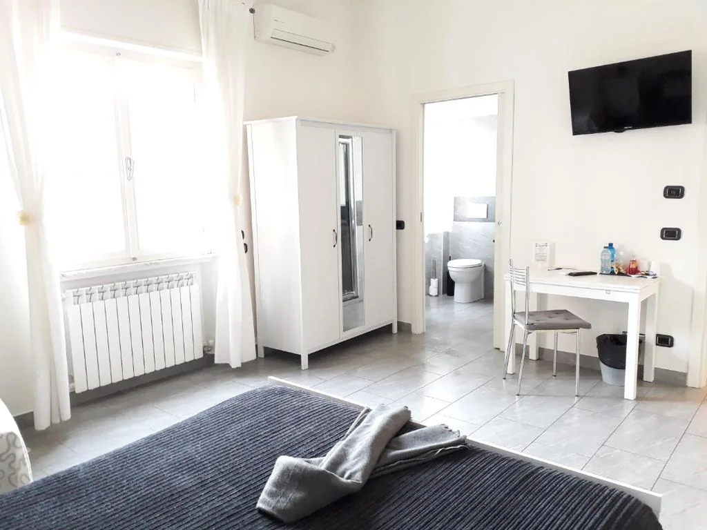 Camera Queen con Bagno Privato — Affittacamere Delfo