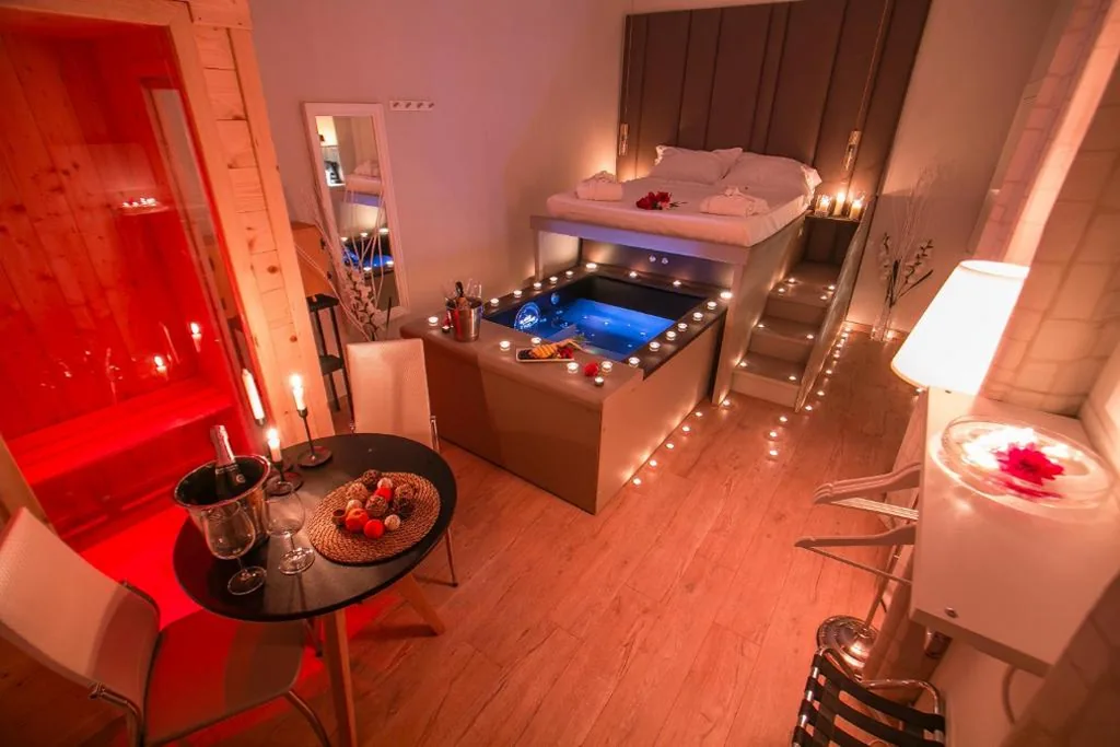 Queen Room with Hot Tub — Alma Suites – Jacuzzi Livorno