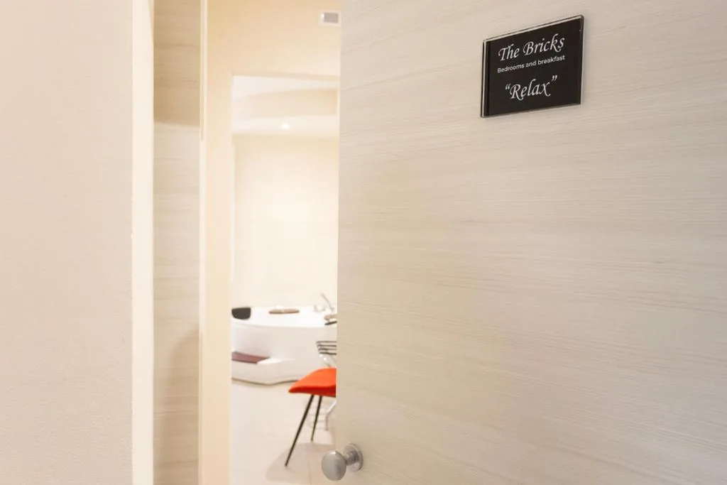 Camera Queen con Vasca Idromassaggio — The Bricks B&B Free Parking
