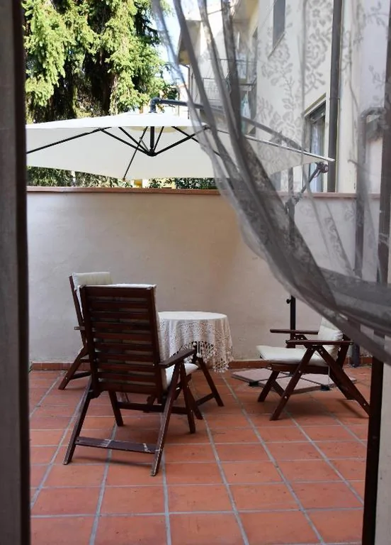 Camera Queen con Vista Giardino — Victoria House B&B