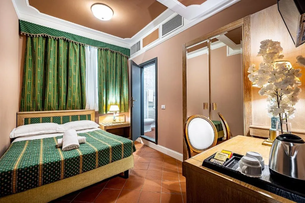 Queen Room — Grand Hotel Panama Firenze