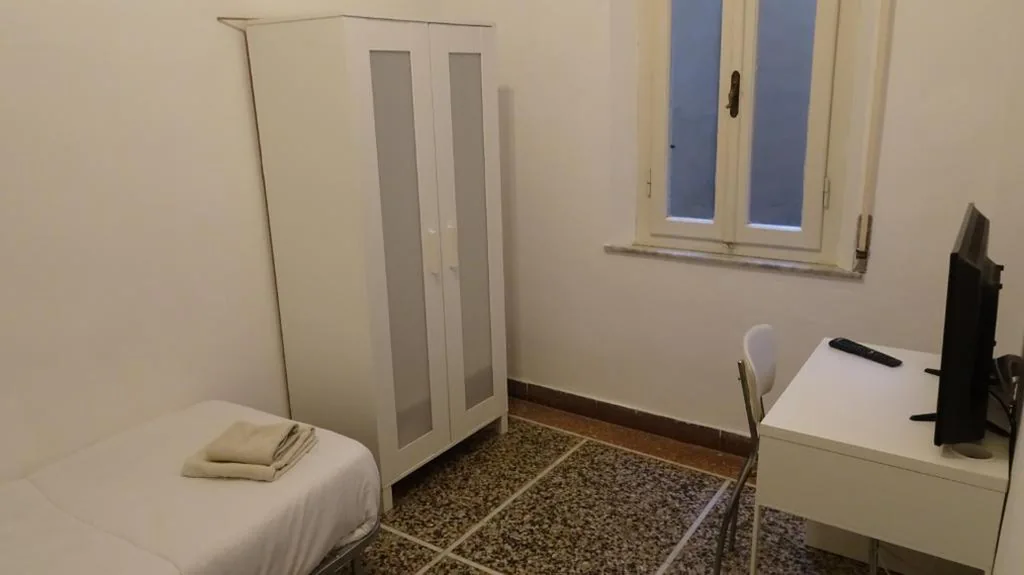 Camera Singola Budget — Holiday Pisa Gare 2