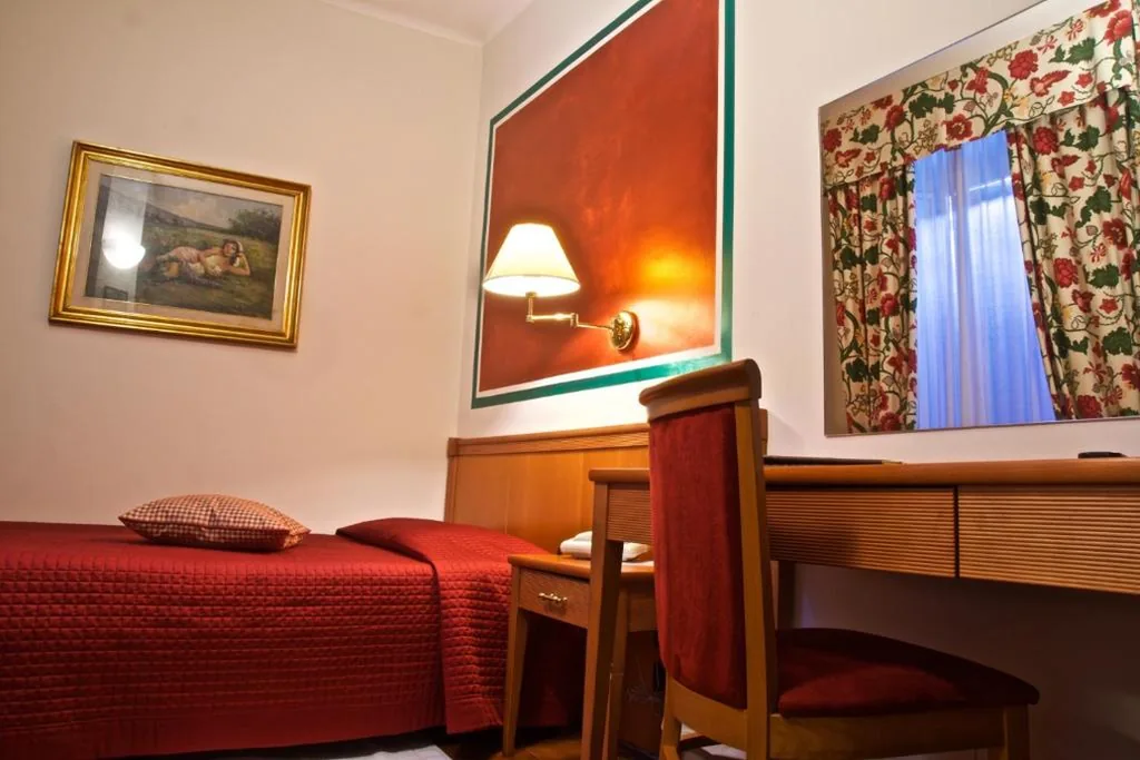 Comfort Single Room — Hotel La Luna