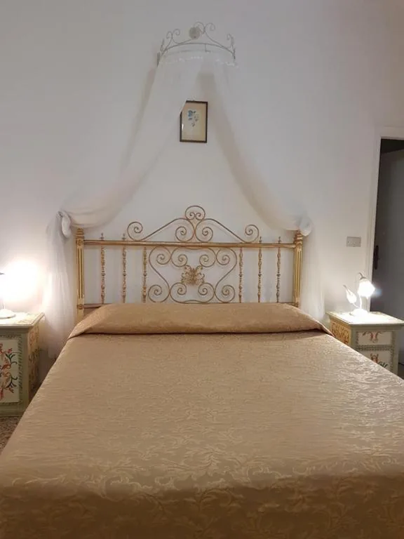 Camera Singola con Bagno in Comune — Albergo Tre Donzelle