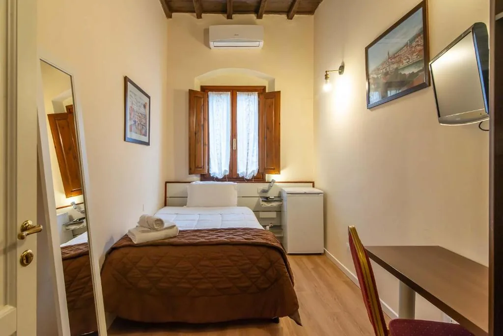 Single Room with Shared Bathroom — Cennini 6