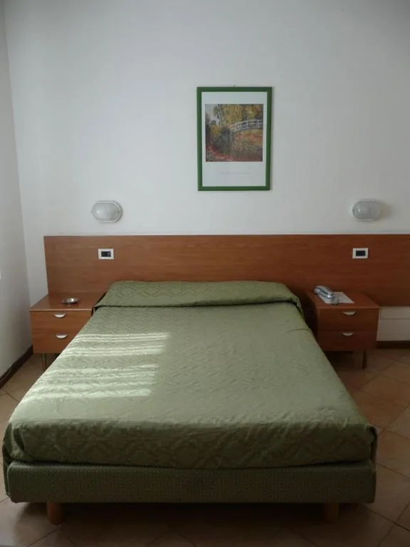 Single Room with Shared Bathroom — Hotel La Toscana