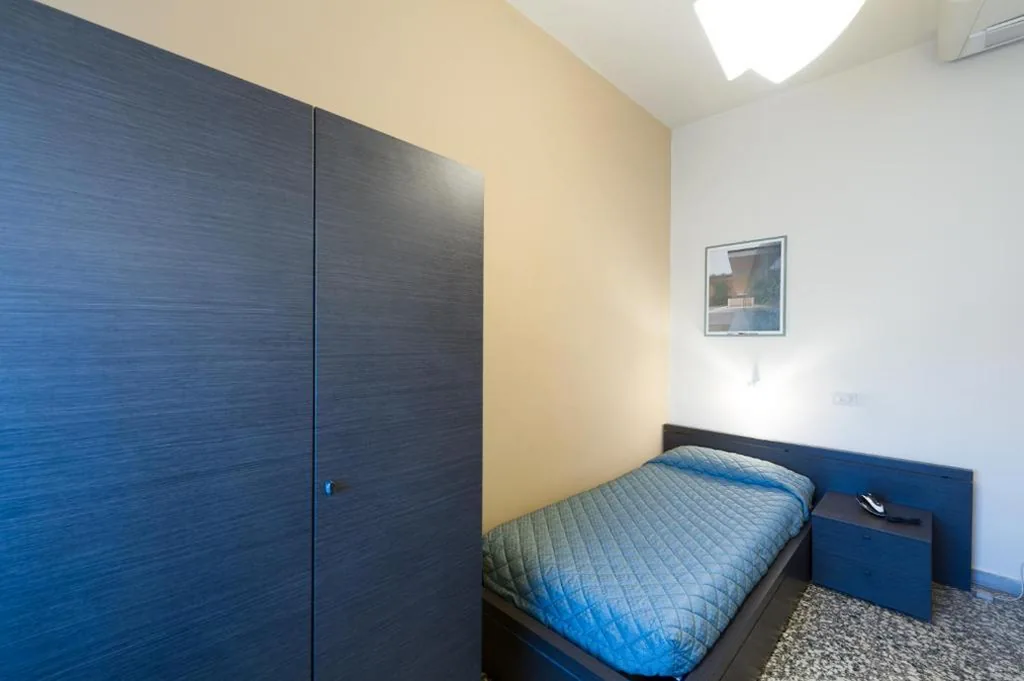Single Room with Shared Bathroom — Hotel Moderno