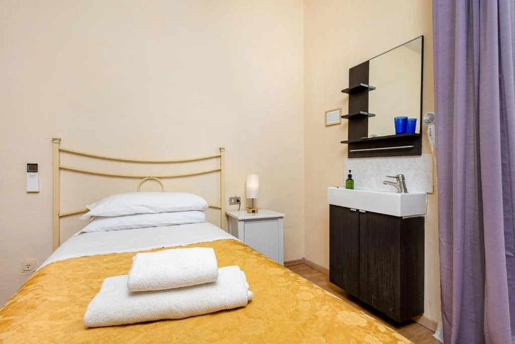 Camera Singola con Bagno in Comune — Hotel Por Santa Maria