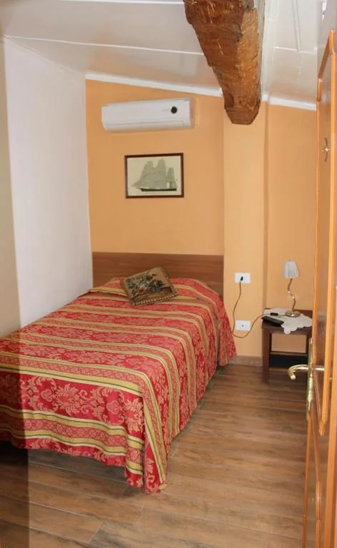 Single Room with Shared Bathroom — Hotel San Lorenzo