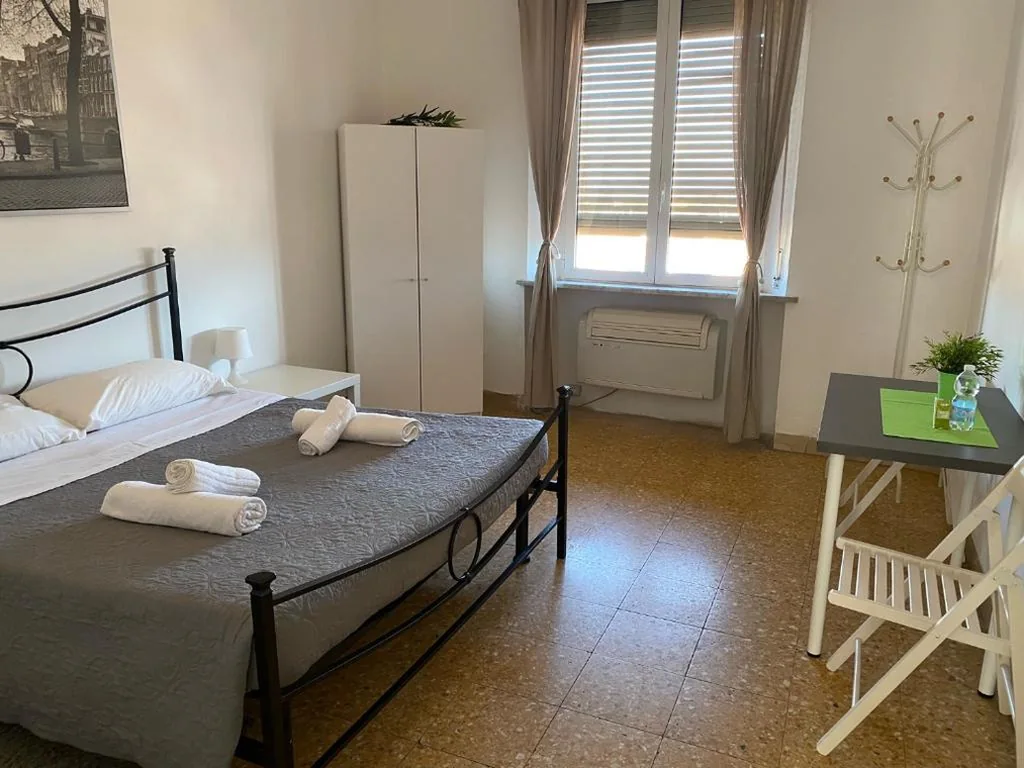 Camera Singola con Bagno in Comune — Night & Day