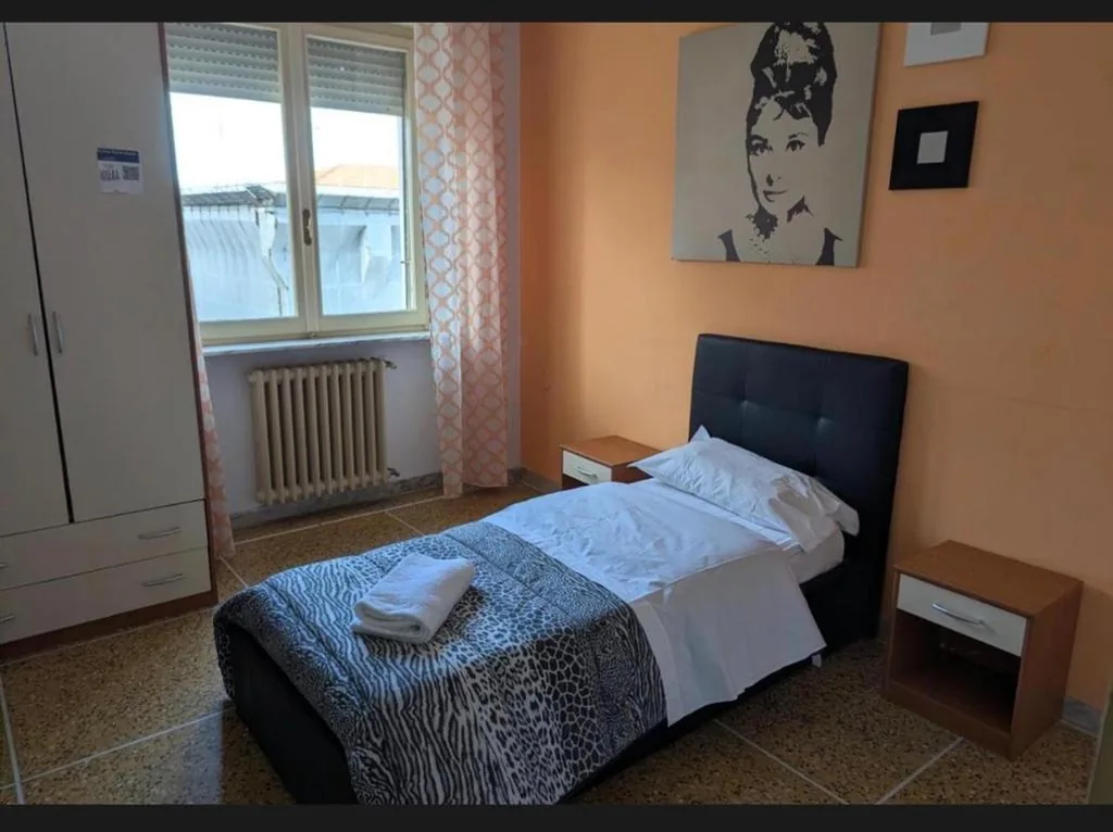 Camera Singola con Bagno in Comune — Pearl Pisa guest house
