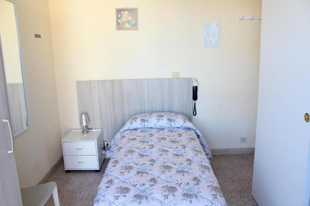 Single Room with Private Bathroom and Balcony — Hotel Luca