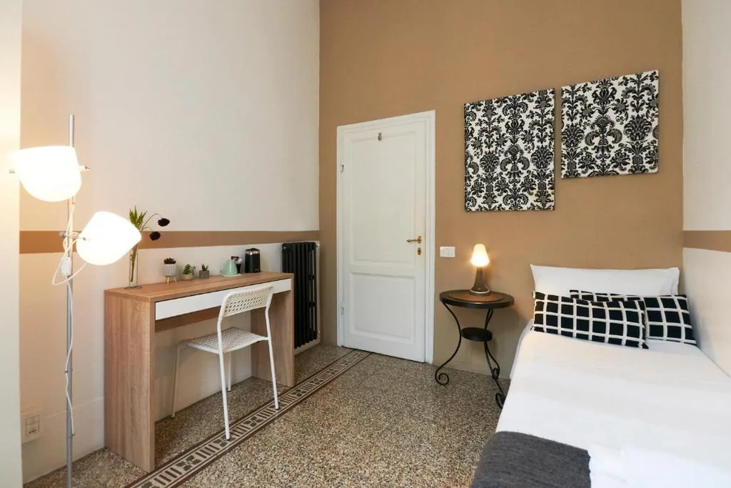 Camera Singola con Bagno Privato Esterno — B&B In Centro