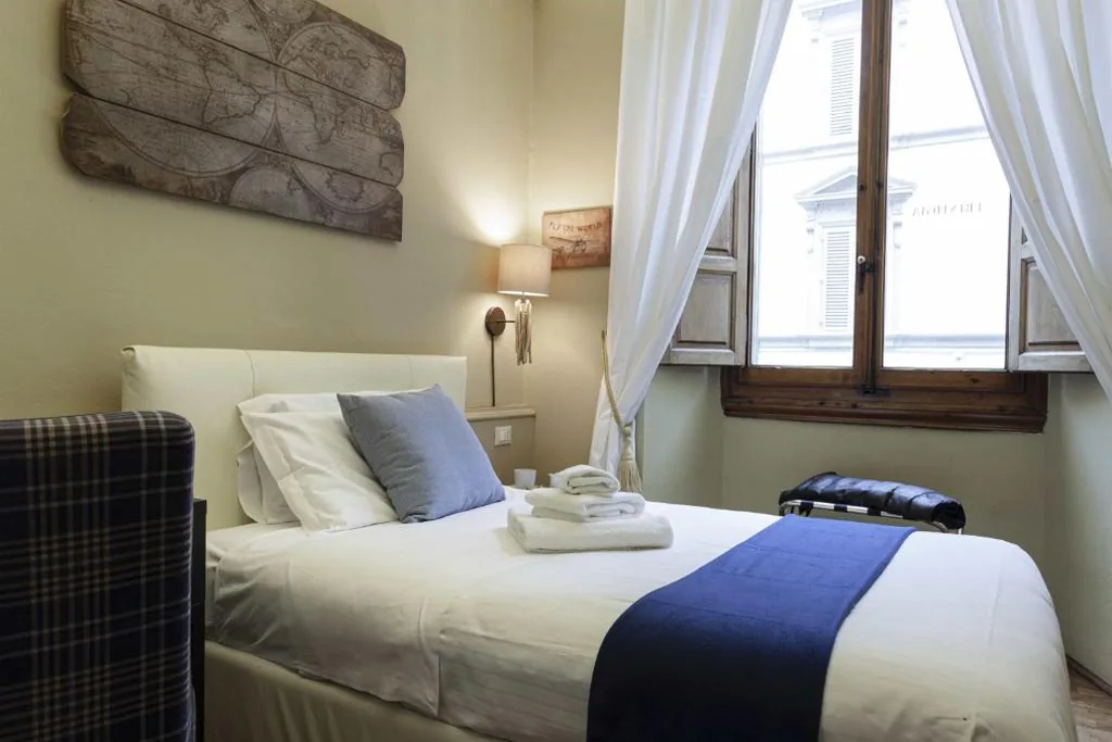 Single Room with External Private Bathroom — B&B Prestigia Rooms