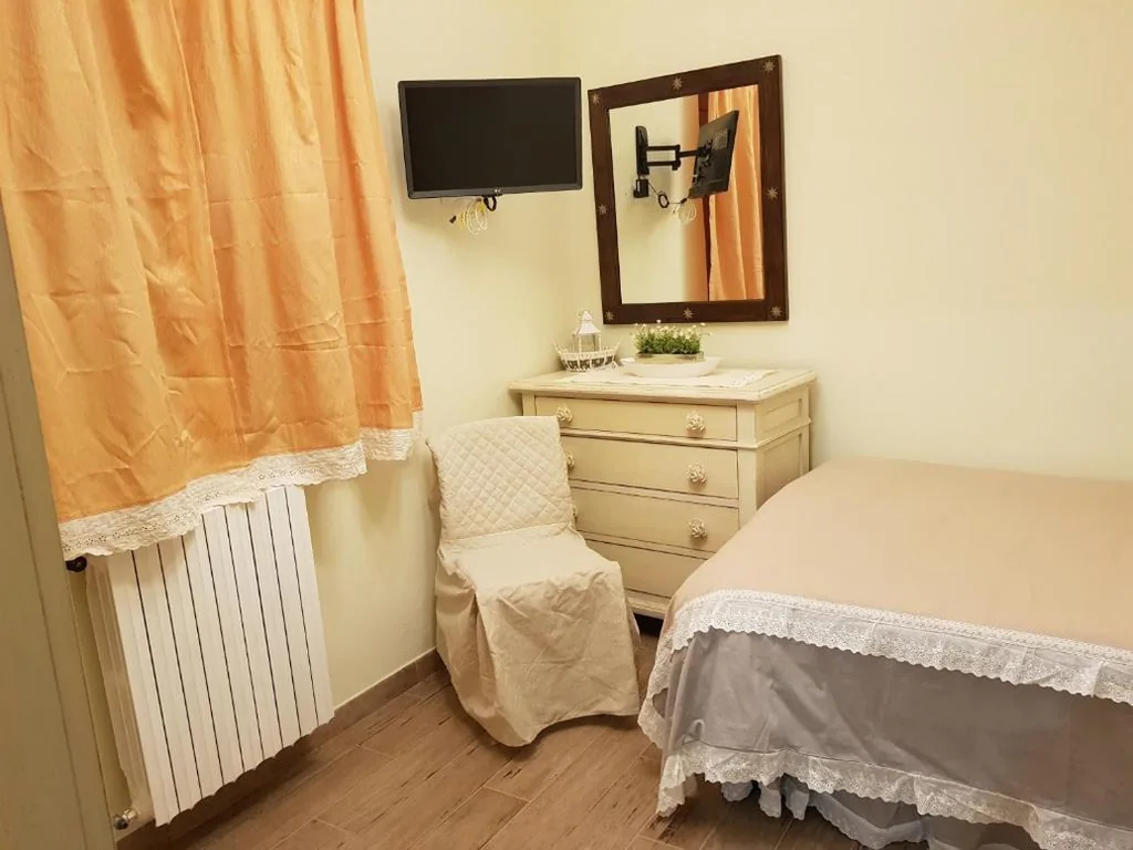 Camera Singola con Bagno Privato Esterno — Casale Cisanello