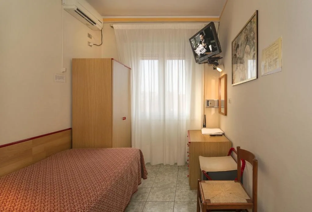 Camera Singola con Bagno Privato Esterno — Hotel Dolly