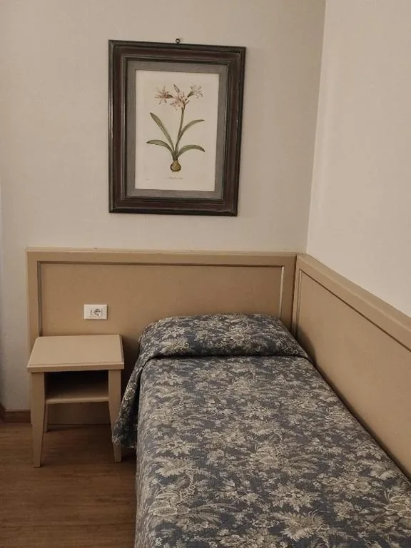 Single Room with External Private Bathroom — Hotel Eden