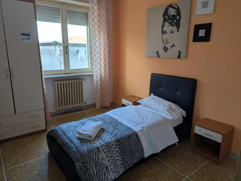 Camera Singola con Bagno Privato Esterno — Pearl Pisa guest house