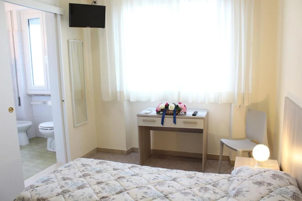 Single Room with Private Bathroom — Hotel Luca
