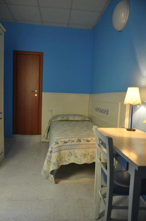 Single Room with Private Bathroom — Hotel Regina