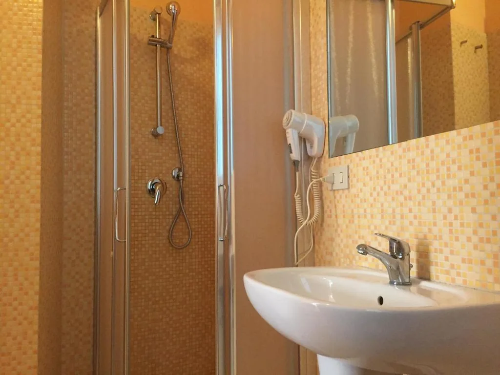 Single Room with En-Suite Private Bathroom — 6 Keys