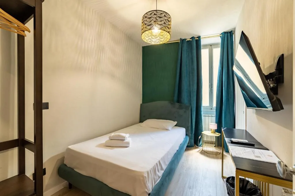 Single Room with Private Bathroom — Room Eleven