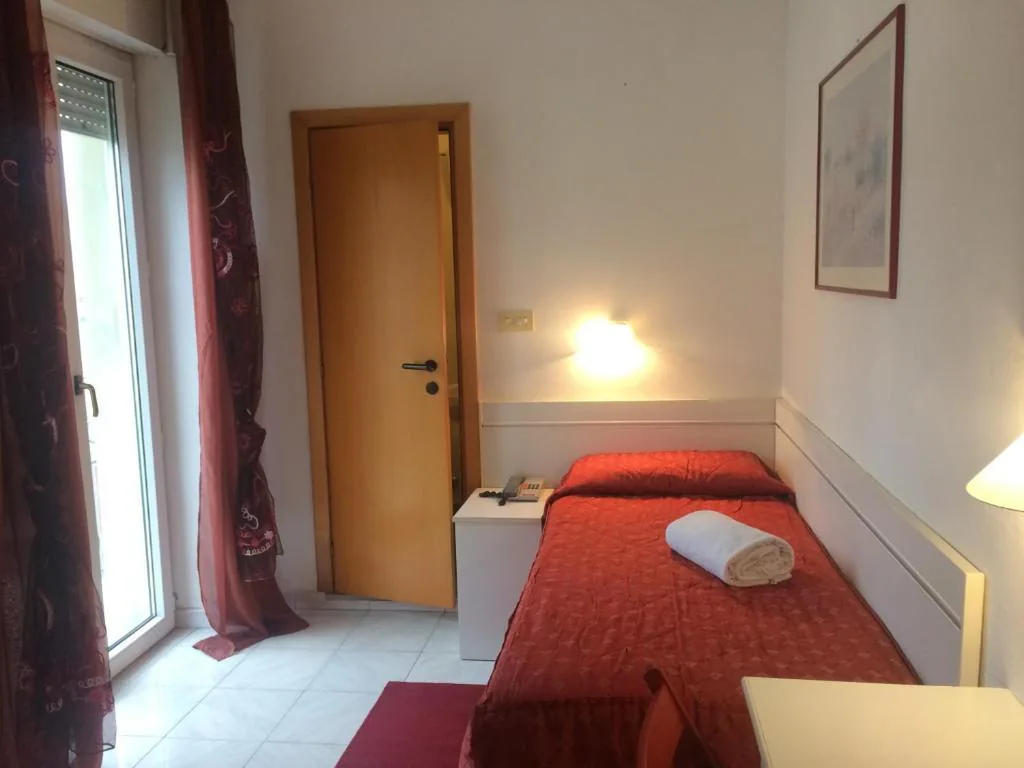 Camera Singola con Balcone e Vista Mare Parziale — Hotel Regina