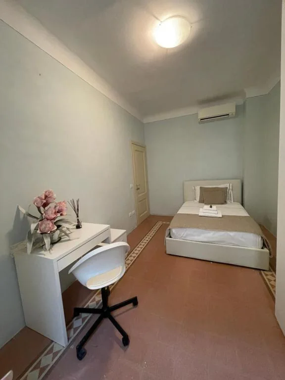 Camera Singola con Servizi Igienici Privati Esterni — Homelink Firenze – De’ Medici