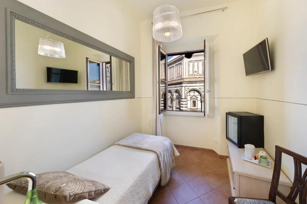 Camera Singola con Vista Duomo — B&B Soggiorno Battistero